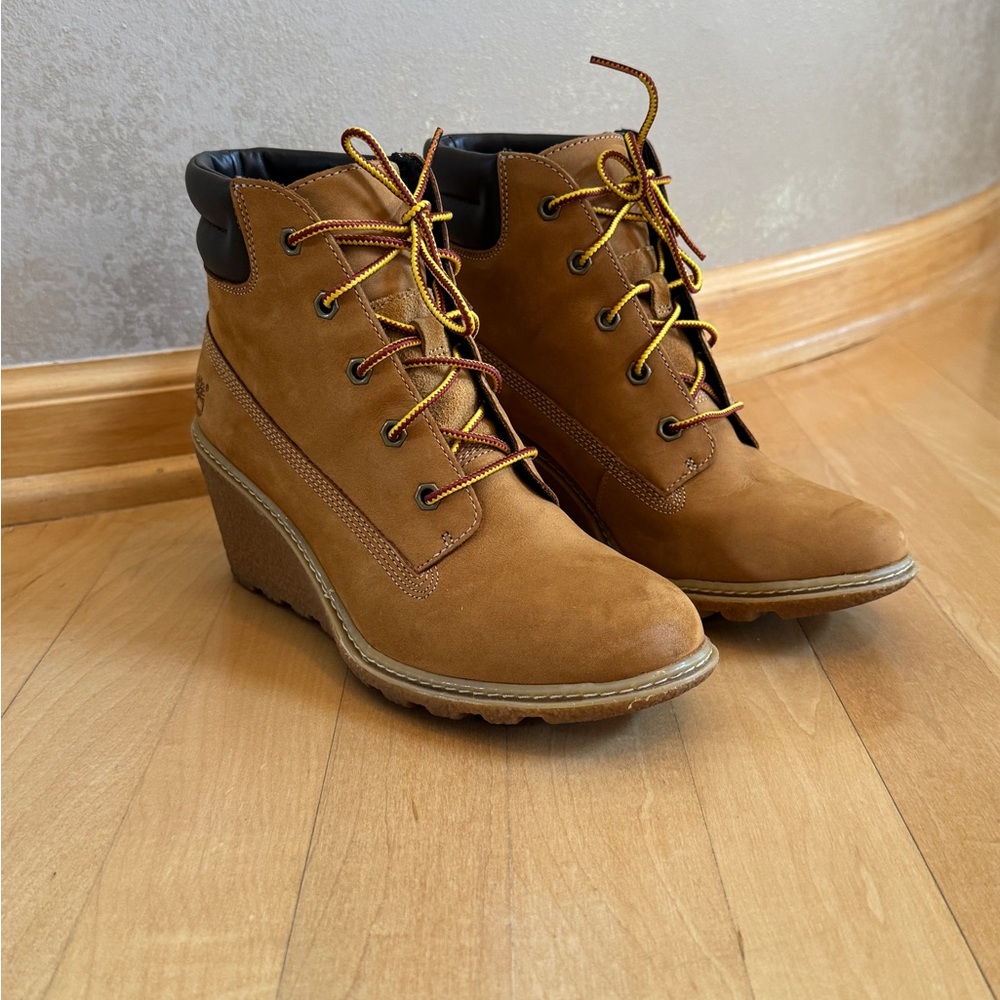 Women's Timberland Wedge Boots. Like New. Size 7-1/2.